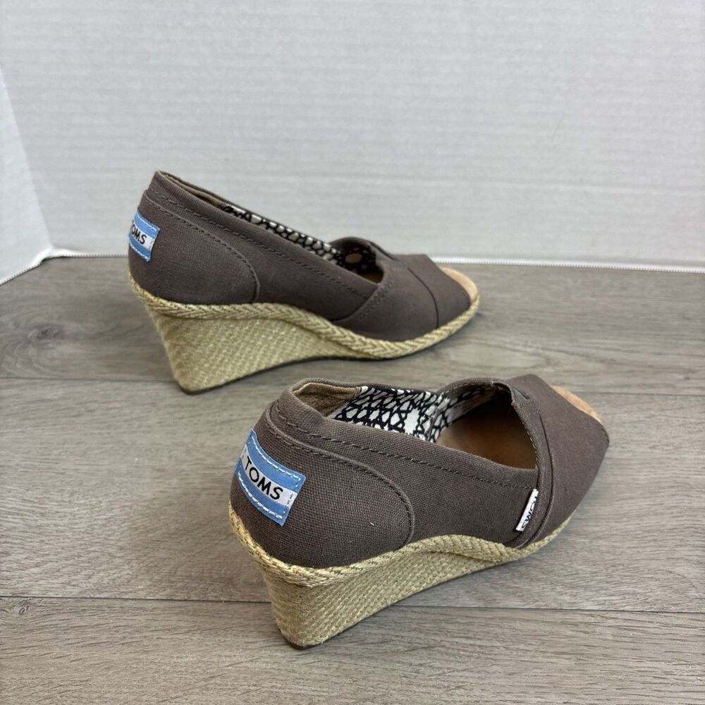 Tom’s Woman’s Size 7 Wedge Peep Toe Beige Slip On Classic Dress Up Casual - Picture 6 of 11